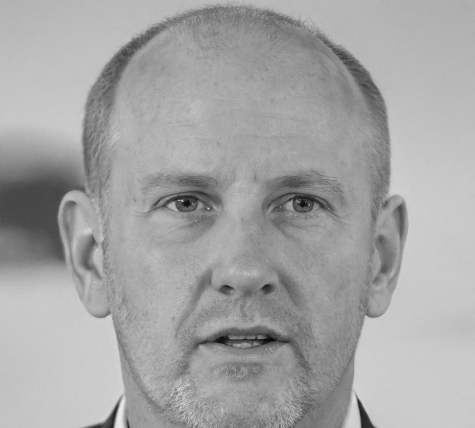 Dr. Michael Thompson, Analista de Investigación Principal